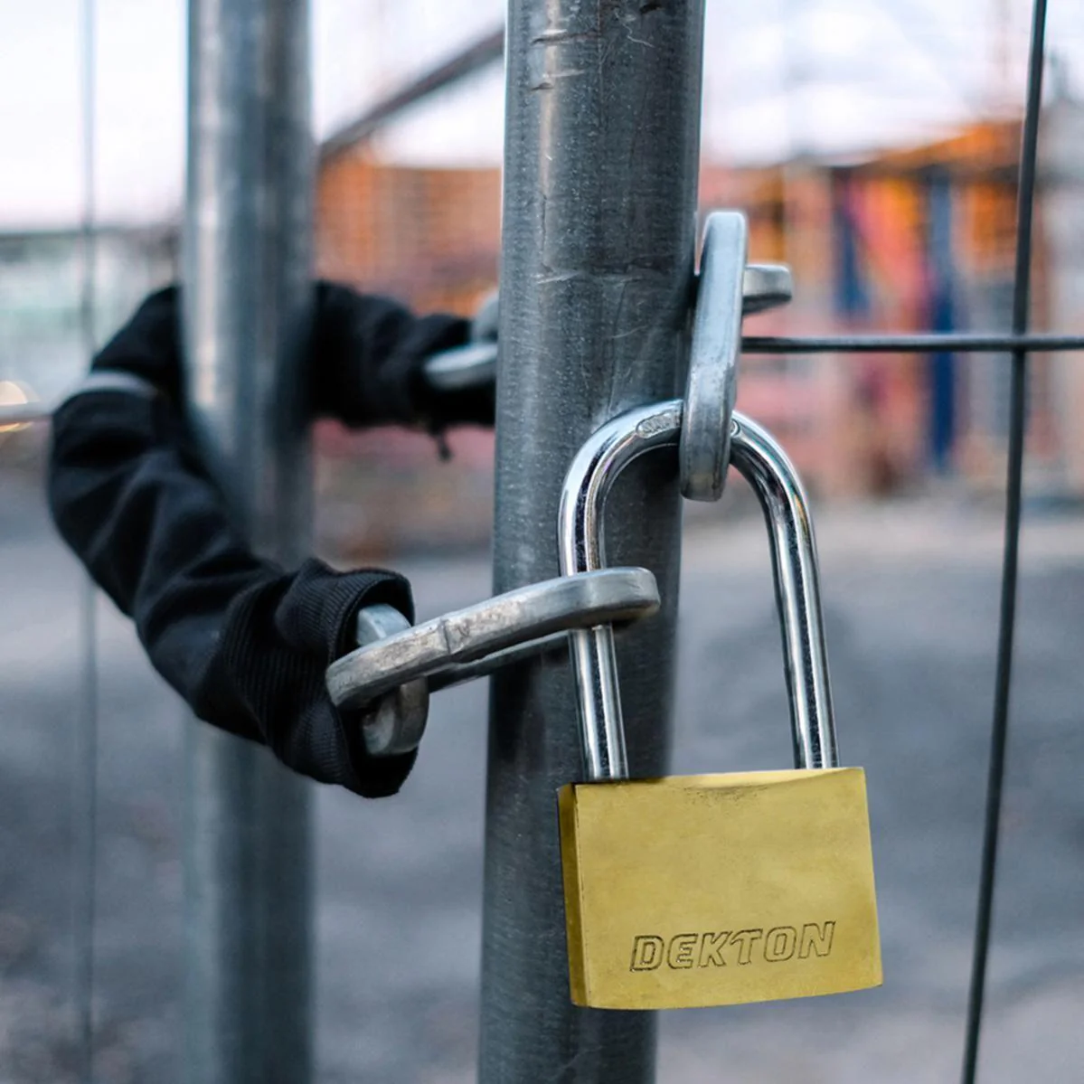 Dekton | 40mm Long Shackle Titanium Plated Iron With 3 Keys DT70137 - Image 3